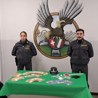 Rifornivano di droga a domicilio studenti e imprenditori del Comasco: la Guardia di Finanza sgomina banda di spacciatori tra Italia e Balcani