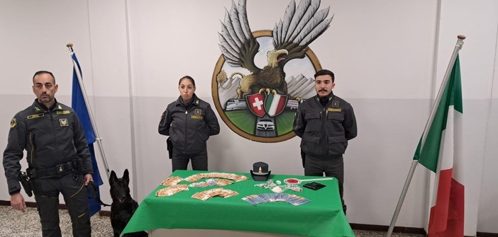 Rifornivano di droga a domicilio studenti e imprenditori del Comasco: la Guardia di Finanza sgomina banda di spacciatori tra Italia e Balcani