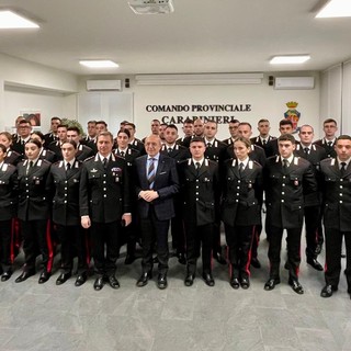 Il Colonnello Marco Gagliardo e il Prefetto Salvatore Pasquariello assieme ai nuovi Carabinieri della provincia di Varese