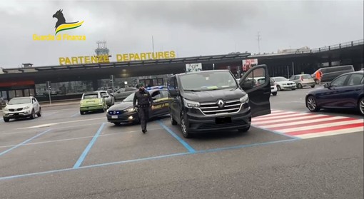 La Guardia di Finanza scopre 81 tassisti abusivi a Malpensa: 12 denunciati e 89mila euro di multe