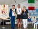 Caterina Bosetti, premiata ieri dal sindaco di Albizzate Mirko Zorzo e la sua vice Eliana Brusa (Fotografia Galbiati)