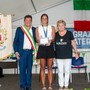 Caterina Bosetti, premiata ieri dal sindaco di Albizzate Mirko Zorzo e la sua vice Eliana Brusa (Fotografia Galbiati)