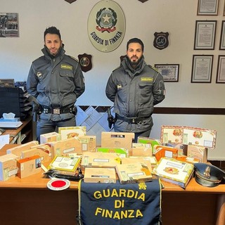 Dalla Svizzera a Solbiate Olona con oltre 570 sigari cubani di contrabbando: maxi sequestro della Guardia di Finanza