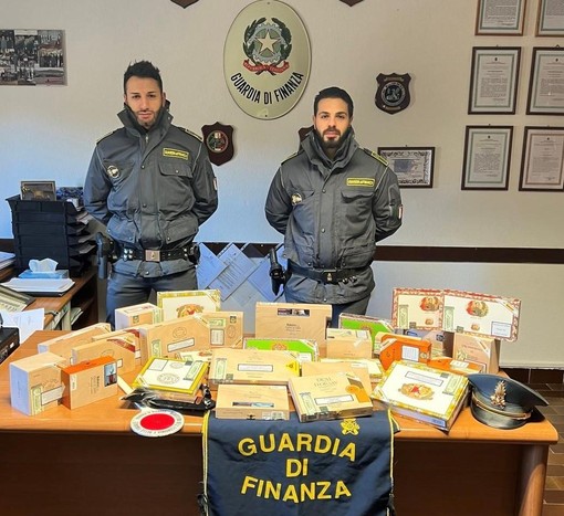 Dalla Svizzera a Solbiate Olona con oltre 570 sigari cubani di contrabbando: maxi sequestro della Guardia di Finanza