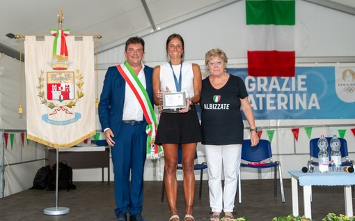 Caterina Bosetti, premiata ieri dal sindaco di Albizzate Mirko Zorzo e la sua vice Eliana Brusa (Fotografia Galbiati)