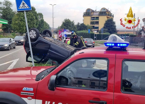 FOTO. Ancora un incidente in via Carlo Noè: si ribalta auto a Gallarate