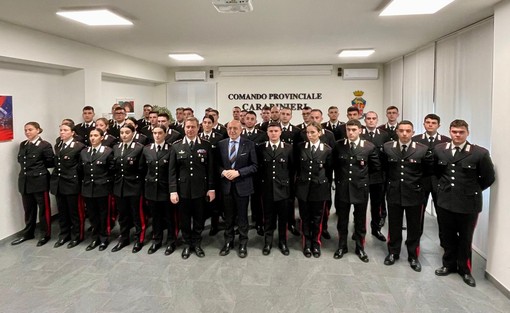 Il Colonnello Marco Gagliardo e il Prefetto Salvatore Pasquariello assieme ai nuovi Carabinieri della provincia di Varese