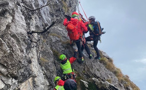 FOTO. Il maltempo non ferma il Soccorso alpino di Varese: esercitazione in ferrata