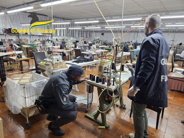 Caporalato, manodopera sfruttata e capannone dormitorio:  a Samarate la Finanza scopre una fabbrica tessile abusiva