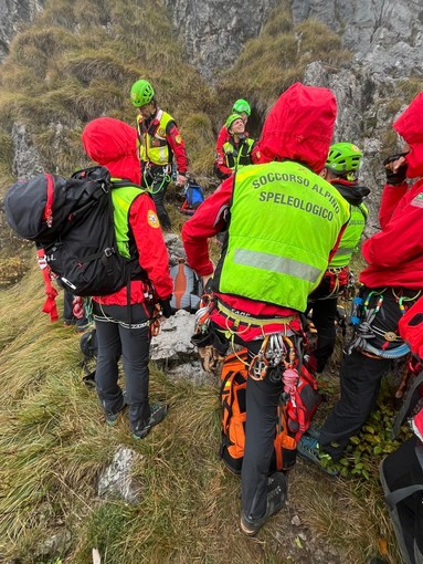 FOTO. Il maltempo non ferma il Soccorso alpino di Varese: esercitazione in ferrata