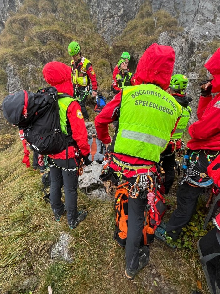 FOTO. Il maltempo non ferma il Soccorso alpino di Varese: esercitazione in ferrata