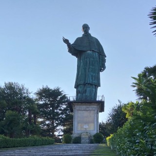 Arona, il San Carlone apre alle visite serali. Il 31 agosto concerto dedicato a De André ai piedi della statua