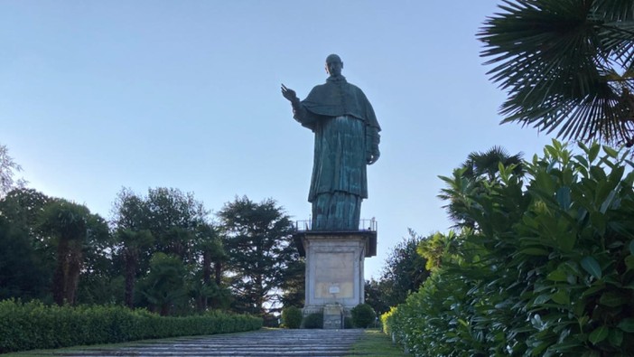 Arona, il San Carlone apre alle visite serali. Il 31 agosto concerto dedicato a De André ai piedi della statua