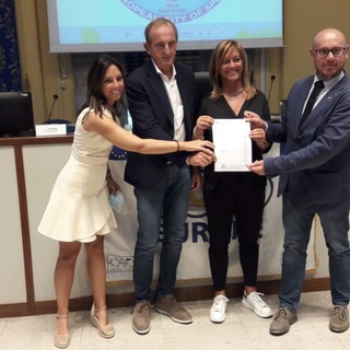 Il commissario Aces, Simone Pintori, consegna la lettera con la nomina di Busto &quot;Città europea dello sport&quot; al sindaco Emanuele Antonelli, all'assessore Laura Rogora e all'eurodeputata Isabella Tovaglieri