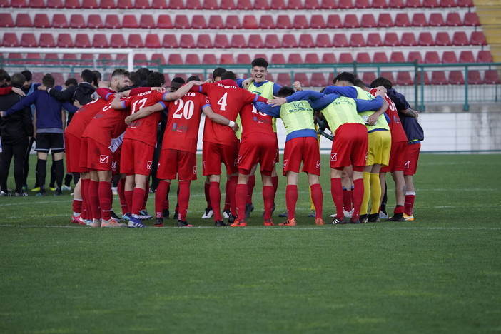 Il rituale abbraccio post partita dei tigrotti nella foto di Marco Giussani