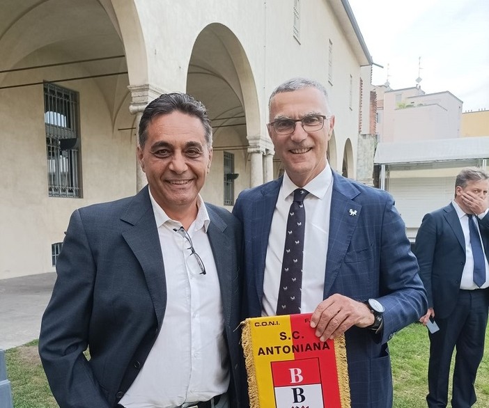 Giuseppe Abenante e Beppe Bergomi all'evento Fideuram con il gagliardetto dell'Antoniana