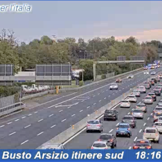 Le code in Autolaghi a causa dell'incidente di questo pomeriggio (foto dalla webcam di Autostrade per l'Italia)