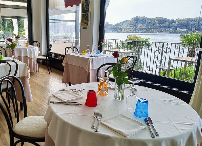 L'interno del ristorante Lido di Angera (foto dalla pagina Facebook del locale)