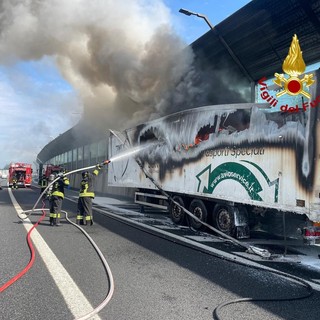 Il rimorchio del tir in fiamme sull'autostrada A4 nei pressi di Milano