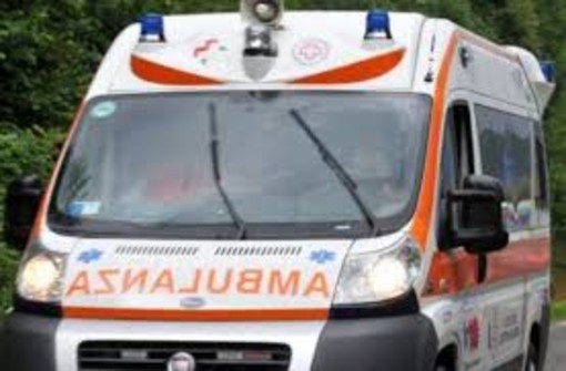 Si scontra con un'auto e poi finisce sotto un camion: motociclista 40enne in condizioni gravissime a Bellusco