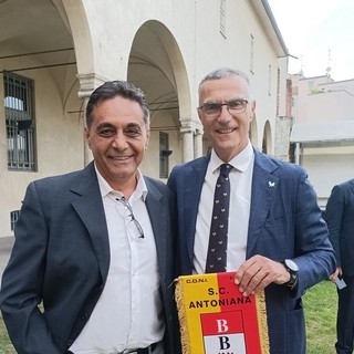 Giuseppe Abenante e Beppe Bergomi all'evento Fideuram con il gagliardetto dell'Antoniana