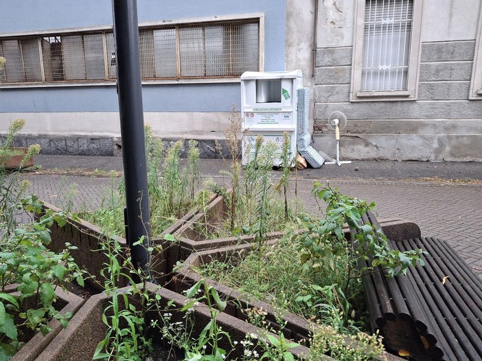 Piazza XXV Aprile, fra trascuratezza e comportamenti incivili