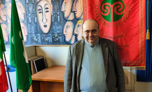 Professor Andrea Spiriti. Sotto: «Veduta di Buda» di Masolino da Panicale, Castiglione Olona, palazzo Branda