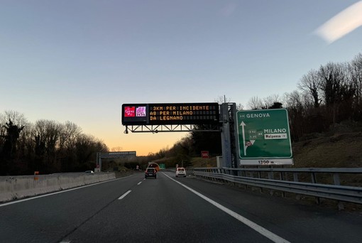 Ennesimo incidente sull'Autolaghi: chiuso il bivio per la A9 per lo scontro tra più veicoli. Tre chilometri di coda da Legnano verso Milano