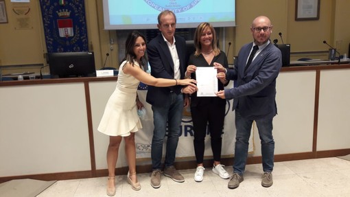 Il commissario Aces, Simone Pintori, consegna la lettera con la nomina di Busto &quot;Città europea dello sport&quot; al sindaco Emanuele Antonelli, all'assessore Laura Rogora e all'eurodeputata Isabella Tovaglieri