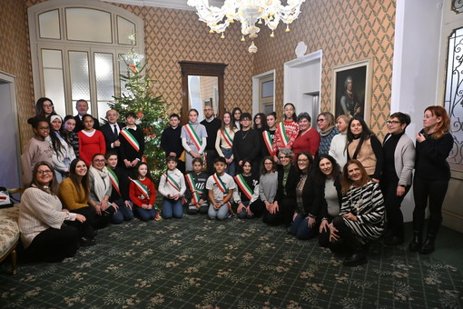 I ragazzi dei consigli comunali decorano l’albero di Natale in Prefettura, simbolo di pace e speranza