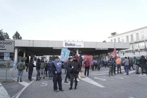 Sciopero e corteo alla Beko sulla provinciale a Biandronno. Il grido dei lavoratori: «Vogliamo lavorare, Cassinetta non si tocca»