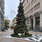 Via Milano e le piazza vestite a festa