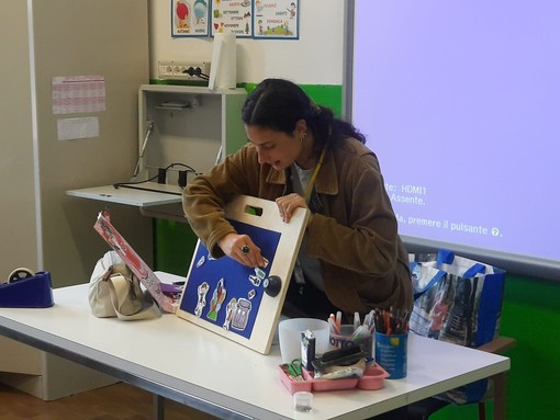 Arriva “bidoni golosi” a scuola per insegnare ai bambini la raccolta differenziata