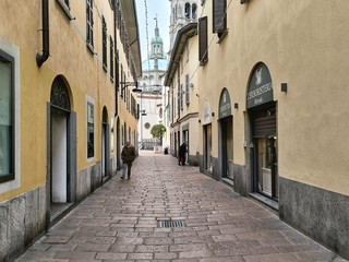 Via Milano e le piazza vestite a festa