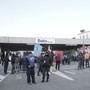 Sciopero e corteo alla Beko sulla provinciale a Biandronno. Il grido dei lavoratori: «Vogliamo lavorare, Cassinetta non si tocca»