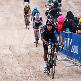 Egan Arley Bernal Gómez, 24 anni di Bogotà, Colombia, pianta una Rosa nello sterrato della nona tappa del Giro