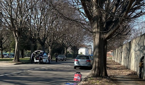 Le immagini dell'incidente avvenuto stamattina in via Toniolo a Busto dove un pedone è stato investito