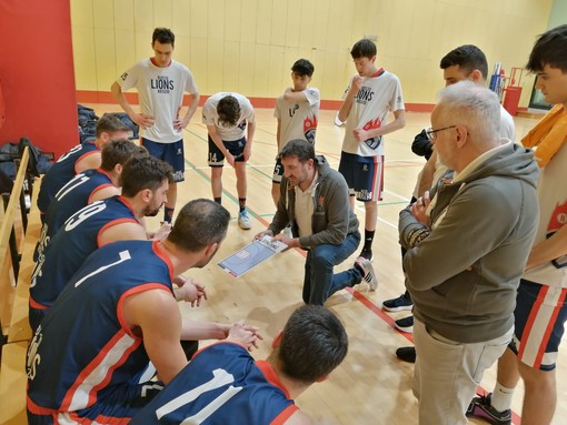 Un timeout di coach Luca Taverna (foto Rovelli)