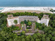 L'impressionante gigante addormentato e ormai a pezzi della Colonia Varese di Milano Marittima visto dal drone e separato solo dai pini dalla folla agostana sulle spiagge (foto Alessandro Umberto Galbiati)