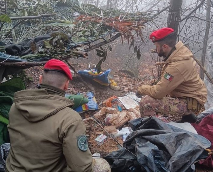 L'intervento dei carabinieri e del reparto speciale per smantellare un bivacco degli spacciatori nei boschi di Comerio