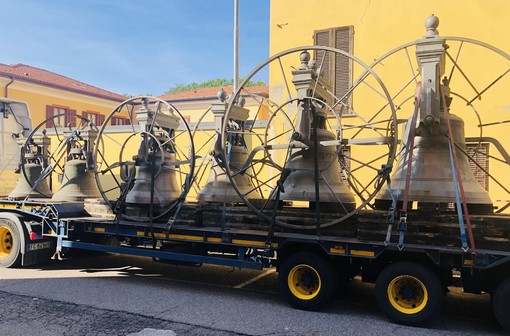 FOTO E VIDEO. Gorla Maggiore: bambini col naso all'insù per l'abbassamento delle campane