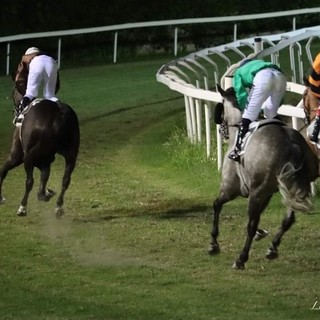 Nella foto di Luca Leone un momento spettacolare all'ippodromo di Varese