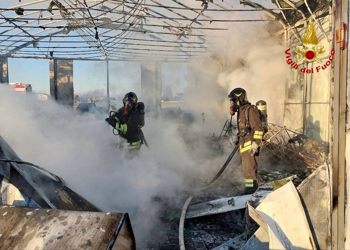 FOTO. Il devastante incendio al campo volo di Cogliate, sul posto anche i vigili del fuoco di Varese