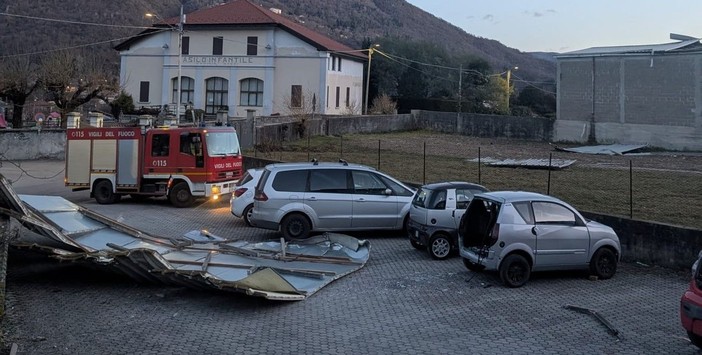 FOTO. Tetto in lamiera di un piccolo capannone divelto dal vento a Cuvio: danneggiata un'auto parcheggiata