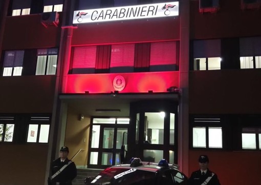 La caserma dei Carabinieri di Varese si illumina di arancione, il colore della lotta contro la violenza sulle donne