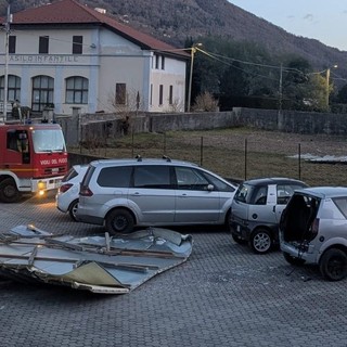 FOTO. Tetto in lamiera di un piccolo capannone divelto dal vento a Cuvio: danneggiata un'auto parcheggiata