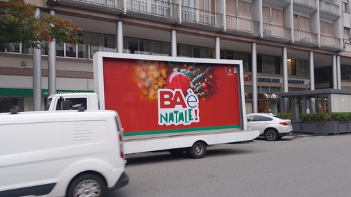 FOTO - Natale a Busto, la città si prepara alla festa. Avvistati i primi “camion vela” della campagna di comunicazione