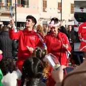 Giovani volontari di cri in piazza. Nel riquadro, Valentina Turri