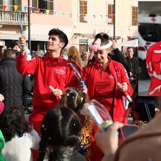 Giovani volontari di cri in piazza. Nel riquadro, Valentina Turri