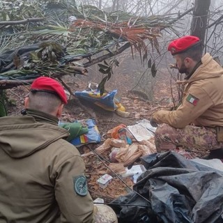 L'intervento dei carabinieri e del reparto speciale per smantellare un bivacco degli spacciatori nei boschi di Comerio